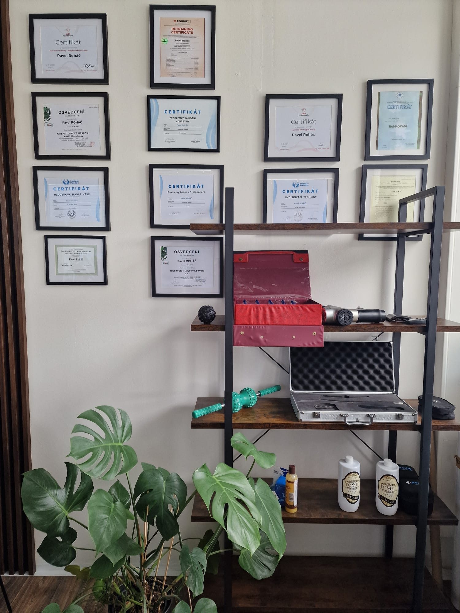 Stěna s certifikáty v masérně Deep Recovery