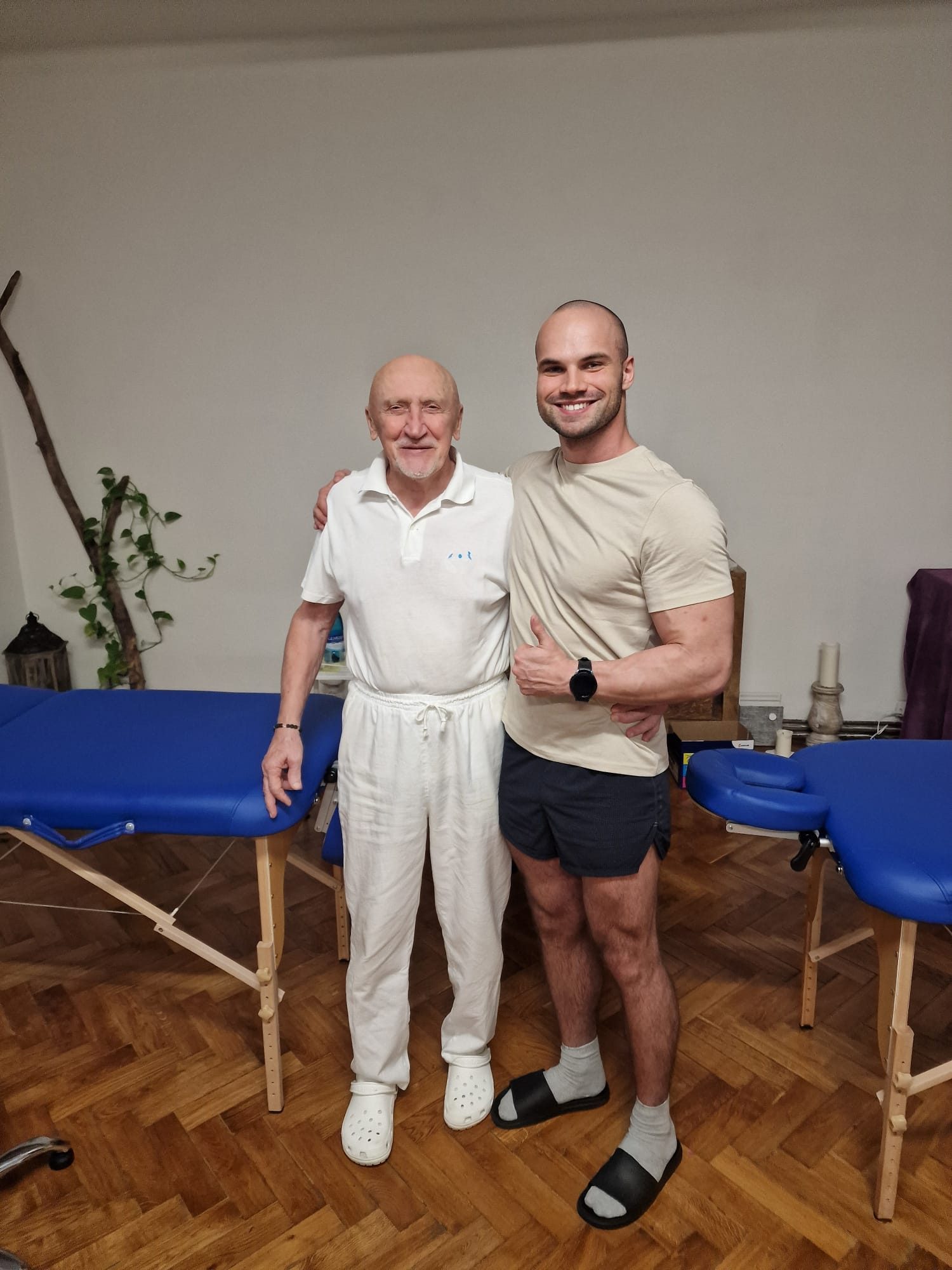 Pavel Roháč se školitelem na školení masáží